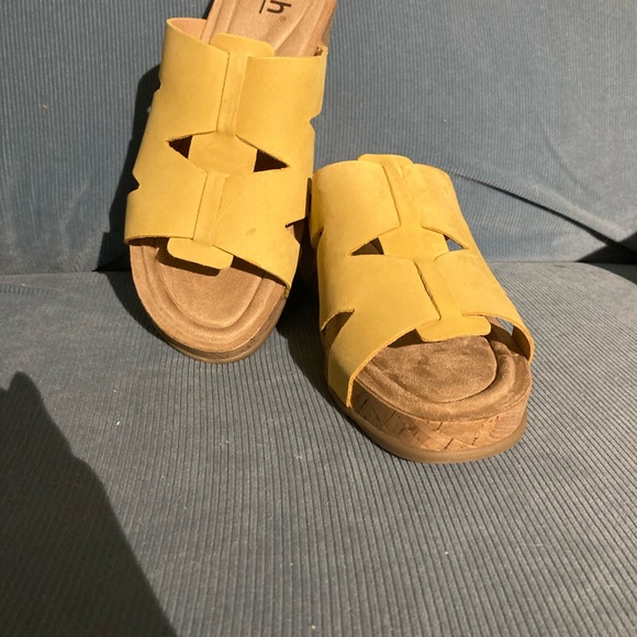 NWB. Beautiful soft luxurious Comfort EARTH 3” wedge open toe slides-brand new - Picture 2 of 8